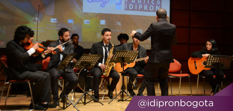 Músicos interpretando instrumentos en tarima