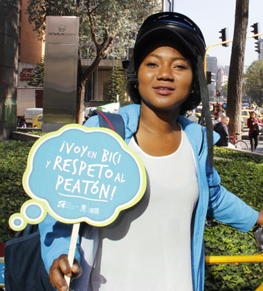 Ciclista apoyando campaña día sin carro