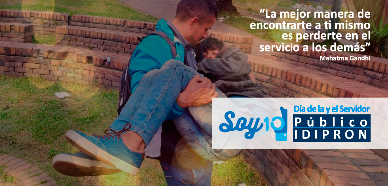 Servidor público ayudando a niño, llevándolo en brazos