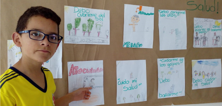 Jóven presentando exposición