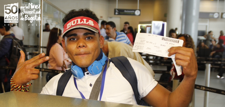 Jóven del IDIPRON feliz por viaje