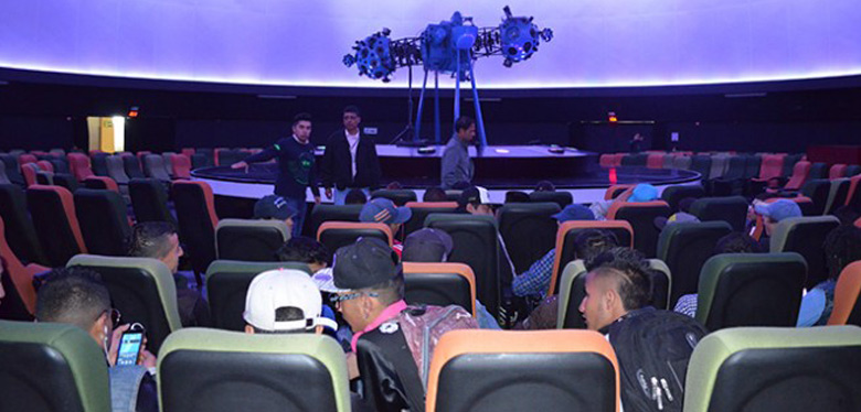 Visita jóvenes idipron al planetario distrital